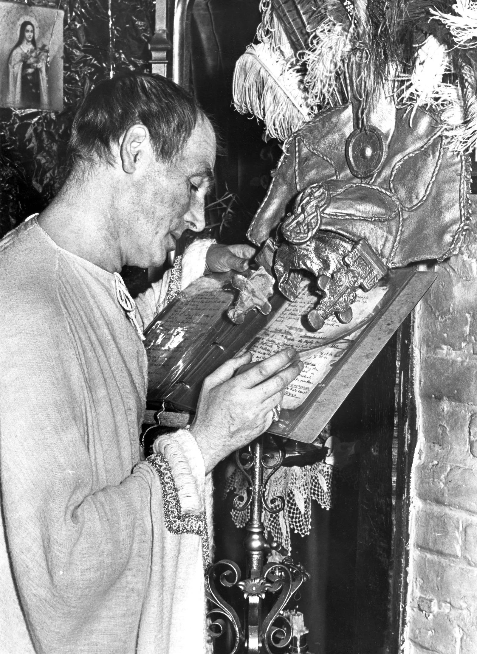 Alex Sanders reading from his book of shadows, Chantry Cottage, 27 October 1977