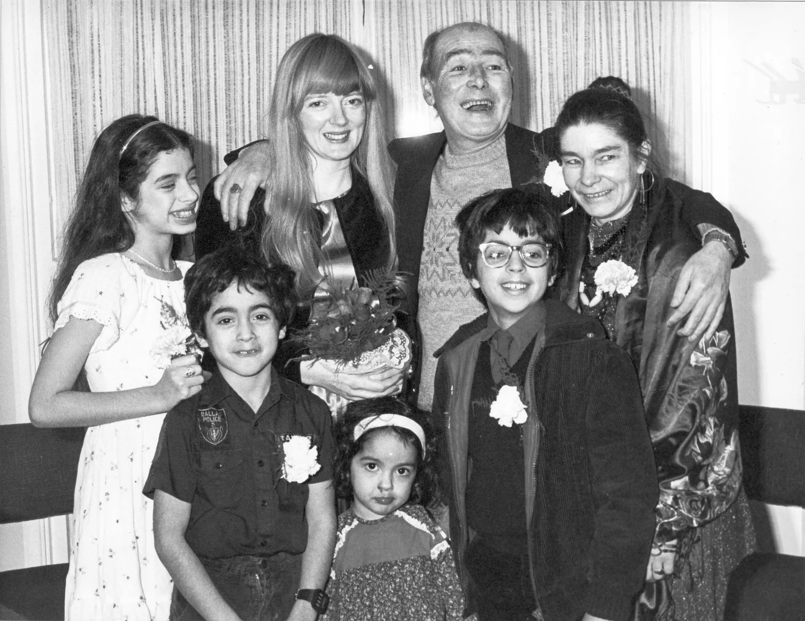 Alex Sanders with Gillian Sicka and her four children, 23 December 1982