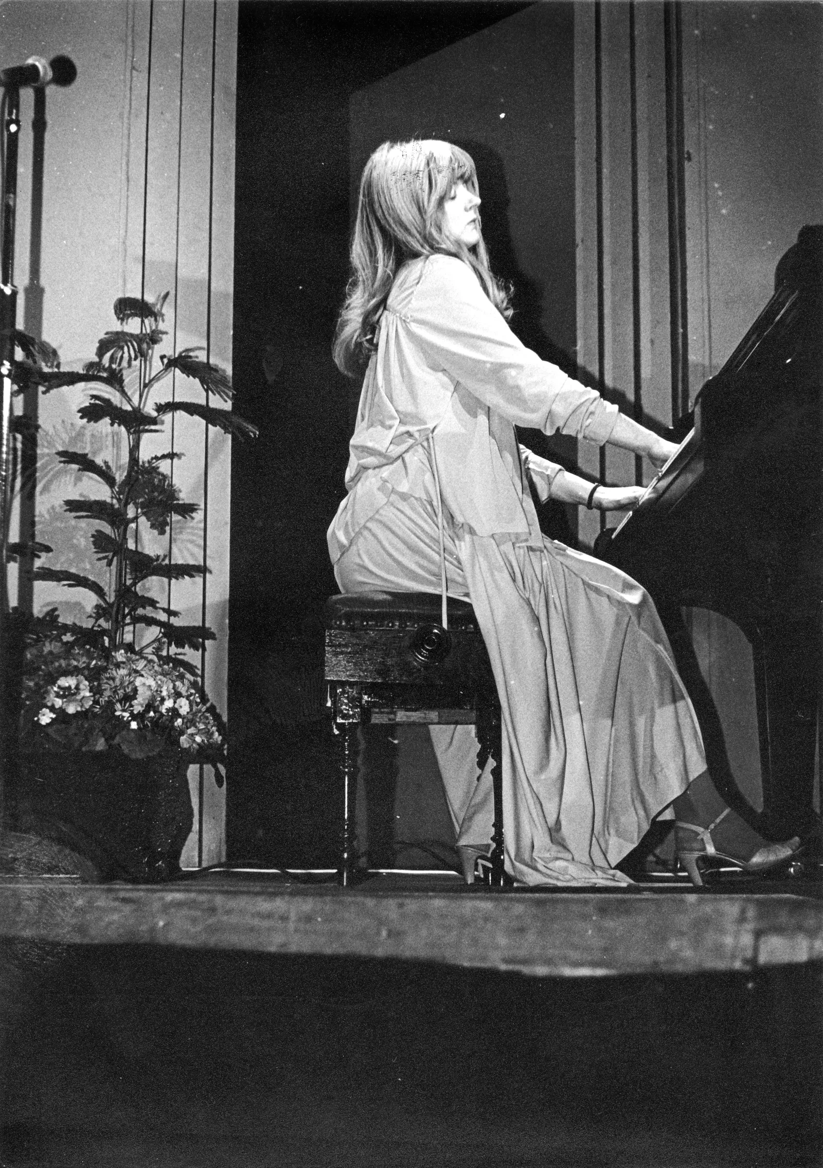 Gillian Sanders at the piano, De La Warr Pavilion, 7 April 1984