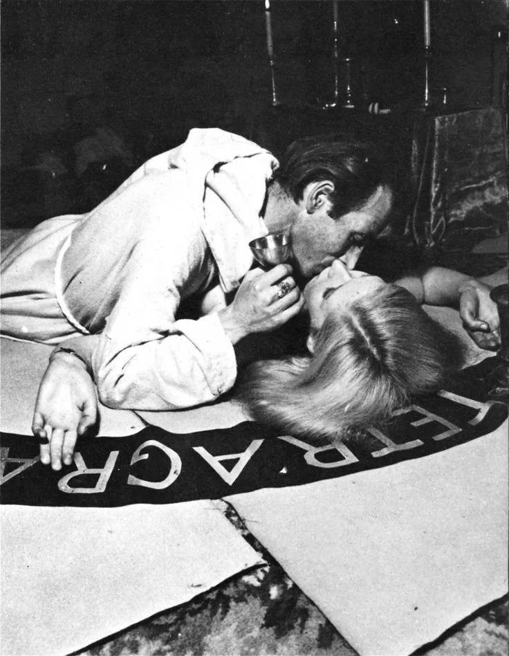 Image of Alex and Maxine Sanders completing a rite