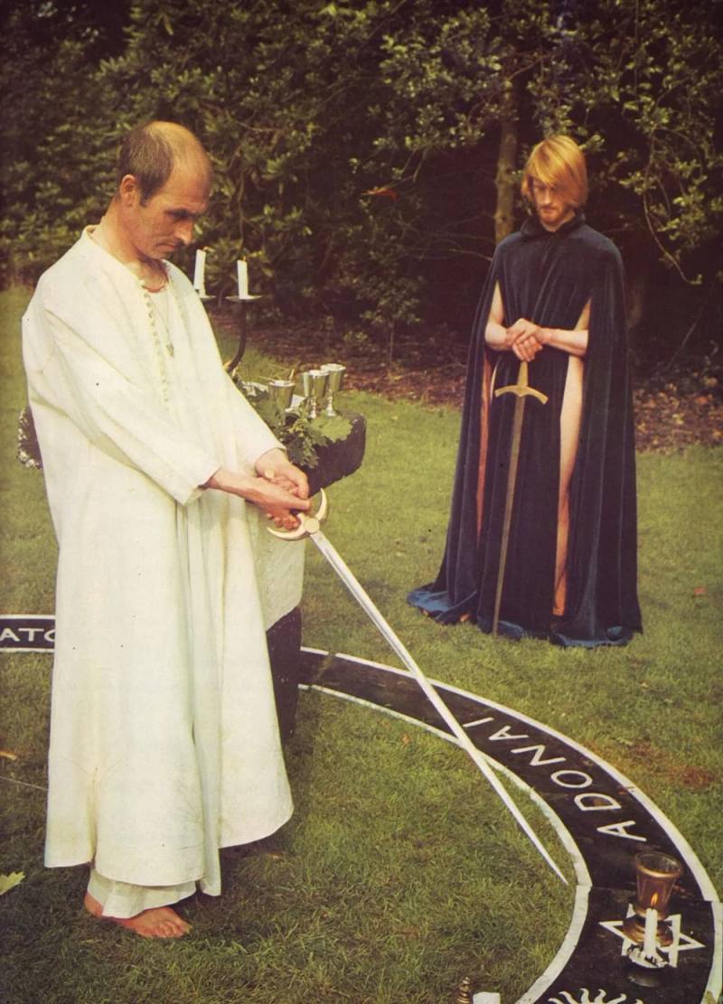 Image of Alex Sanders casting a circle
